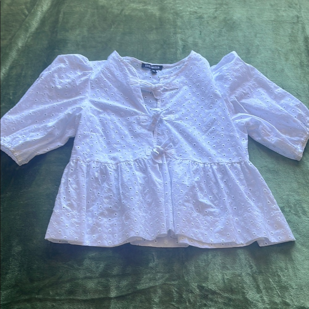 STEVE MADDEN Women’s White embroidered Top Jrs size Medium NWOT